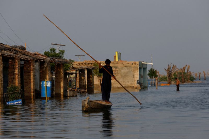&copy; Reuters. رجل على متن قارب يسير في سوق تغمره مياه الفيضانات في أعقاب الأمطار ومياه الفيضانات خلال موسم الأمطار في قرية بسيهون‭ يوم الثلاثاء. تصوير: أخ