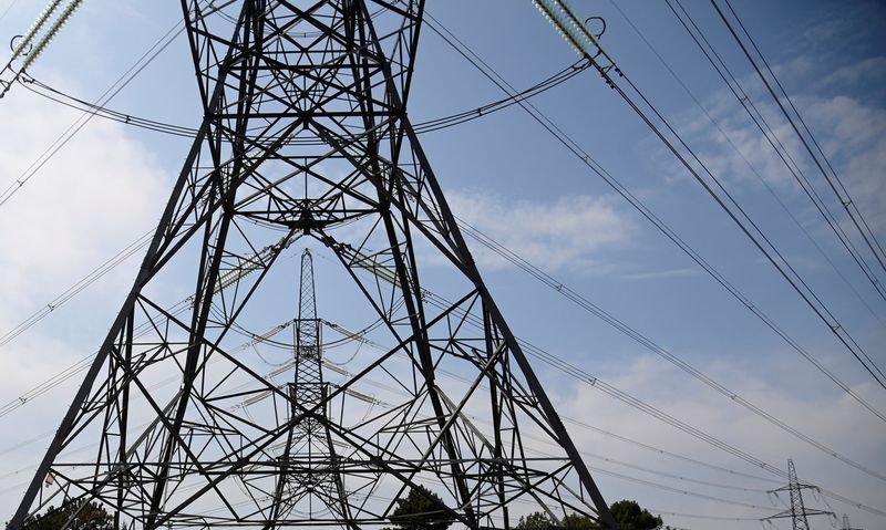 &copy; Reuters. FILE PHOTO: Electricity pylons are seen near Ashford, Britain, August 15, 2022. REUTERS/Toby Melville