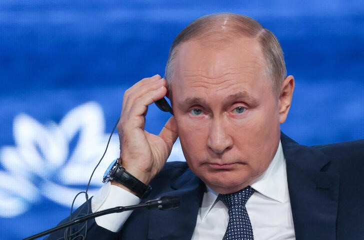 &copy; Reuters. 　９月７日、ロシアのプーチン大統領は、英国の指導者選びは「民主主義に程遠い」と指摘した。ウラジオストクで撮影。提供写真（２０２２年　ロイター／Sergey Bobylev/TASS Host Photo Agency）