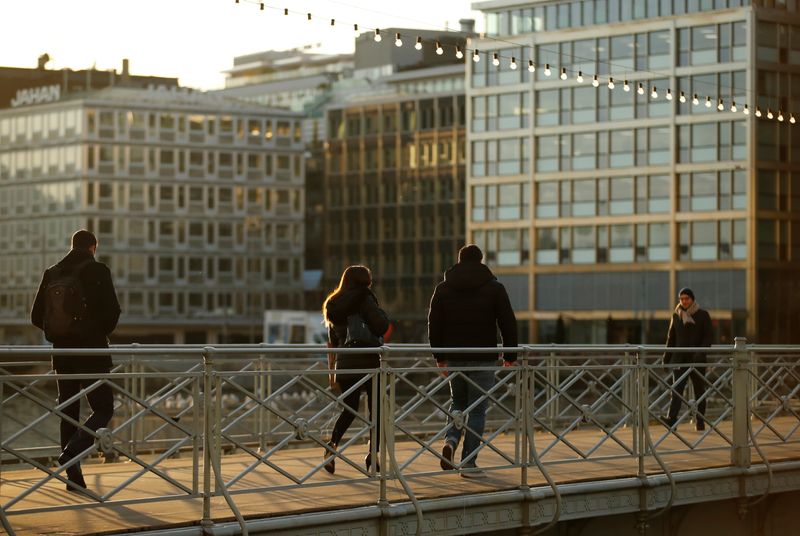 &copy; Reuters. FILE PHOTO: People cross the Rhone near the "Quartier des Banques" Financial District in Geneva, Switzerland, November 23, 2017. REUTERS/Denis Balibouse