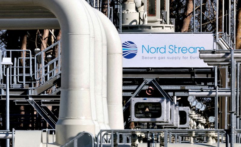 &copy; Reuters. FOTO DE ARCHIVO. Tuberías de las instalaciones de desembarco del gasoducto Nord Stream 1 en Lubmin, Alemania. 8 de marzo de 2022. REUTERS/Hannibal Hanschke