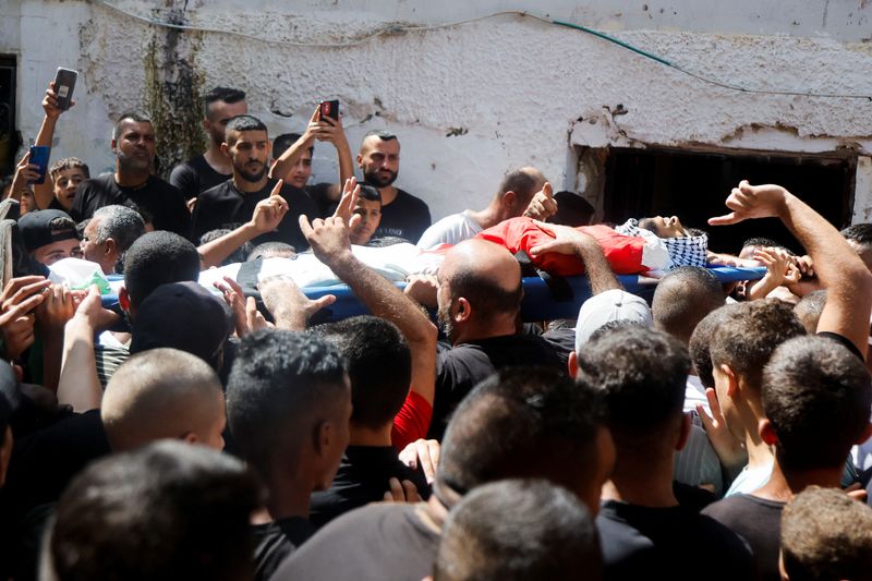 © Reuters. أشخاص خلال جنازة يونس تايه في مخيم الفارعة بمحافظة طوباس بالضفة الغربية يوم الأربعاء. تصوير: رنين صوافطة - رويترز
