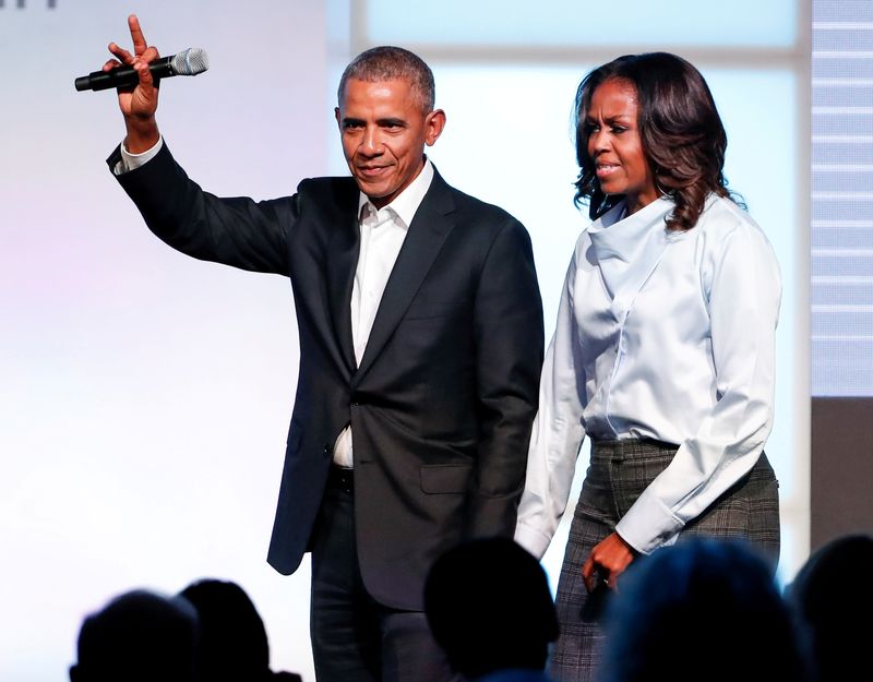 &copy; Reuters. الرئيس الأمريكي السابق باراك أوباما وزوجته، السيدة الأولى السابقة ميشيل أوباما في الولايات المتحدة في صورة من أرشيف رويترز.