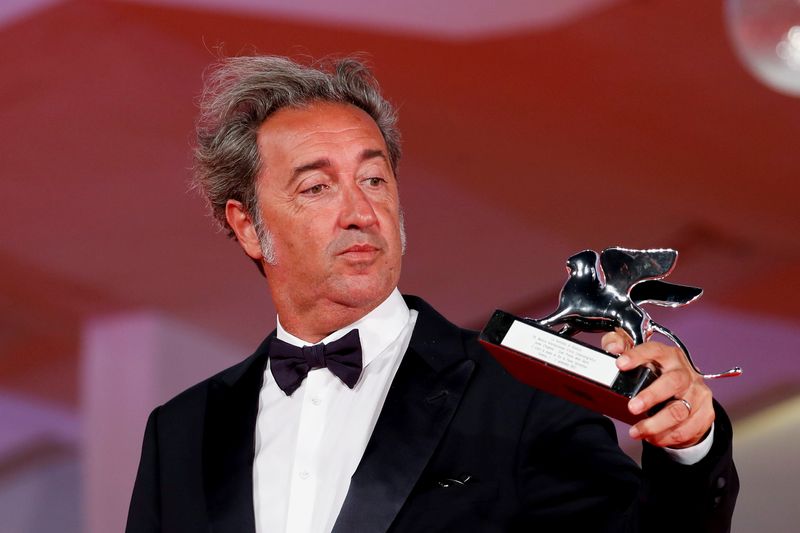 &copy; Reuters. المخرج الإيطالي باولو سورينتينو بعد فوزه بجائزة الأسد الفضي في مهرجان البندقية السينمائي في إيطاليا. صورة من أرشيف رويترز.
