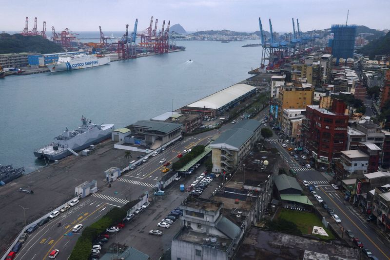 &copy; Reuters. 台湾財政部が７日発表した８月の貿易統計によると、輸出は予想以上に減速した。基隆港で１月撮影。（2022年　ロイター/Ann Wang/File Photo）