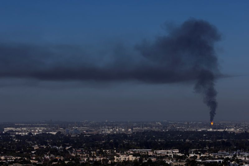 &copy; Reuters. FILE PHOTO: An oil refinery conducts a flaring operation in Carson, California, U.S., September 22, 2021. REUTERS/Mike Blake