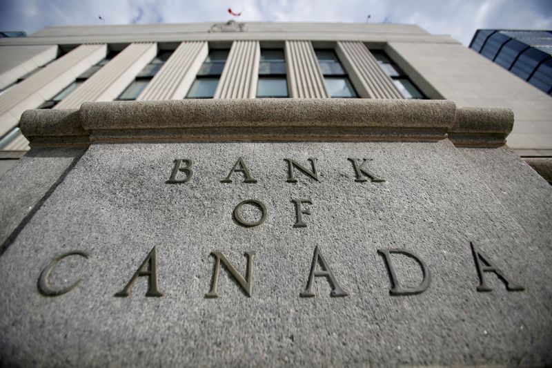 © Reuters. FILE PHOTO: A sign is pictured outside the Bank of Canada building in Ottawa, Ontario, Canada, May 23, 2017. REUTERS/Chris Wattie