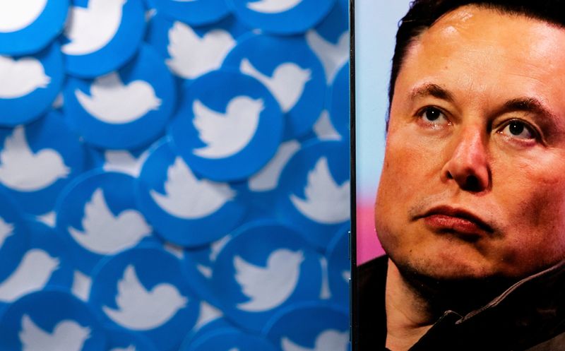 © Reuters. FOTO DE ARCHIVO: Una imagen de  Elon Musk es vista en un celular ubicado frente a logos de impresos de Twitter en esta ilustración tomada el 28 de abril del  2022. REUTERS/Dado Ruvic/Ilustración