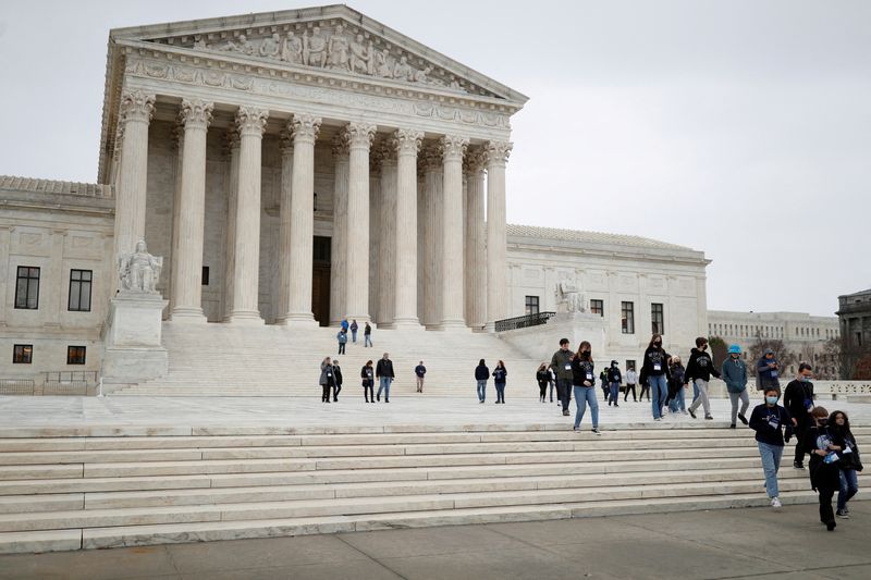 &copy; Reuters. FILE PHOTO: A visiting school group walks along the plaza at the U.S. Supreme Court on Capitol Hill in Washington, U.S., February 22, 2022. REUTERS/Tom Brenner/File Photo