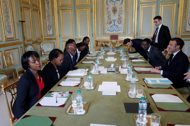&copy; Reuters. Le président français Emmanuel Macron rencontre des survivants du génocide rwandais. La justice française a prononcé un non-lieu dans l'enquête sur les accusations de complicité de génocide et de complicité de crimes contre l'humanité qui visait