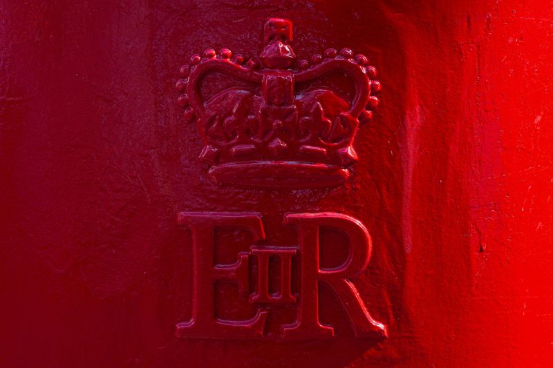 &copy; Reuters. FILE PHOTO: The royal cypher of Britain's Queen Elizabeth is pictured on a Royal Mail post box on a street in London, Britain August 26, 2022. REUTERS/Maja Smiejkowska