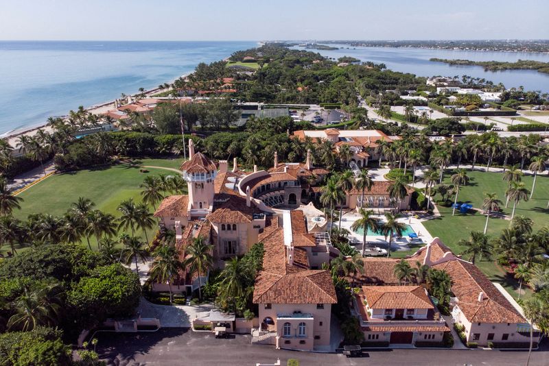 &copy; Reuters. FILE PHOTO: An aerial view of former U.S. President Donald Trump's Mar-a-Lago home after Trump said that FBI agents raided it, in Palm Beach, Florida, U.S. August 15, 2022. REUTERS/Marco Bello/File Photo