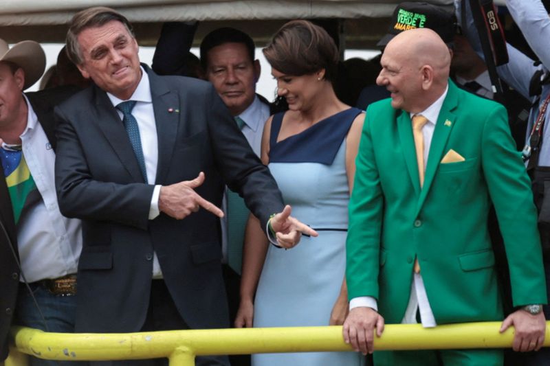 &copy; Reuters. Bolsonaro gesticula em Brasília ao lado do vice Mourão, a primeira-dama Michelle e o empresário Luciano Hang nas comemorações do Bicentenário da Independência. 7/09/2022. REUTERS/Ueslei Marcelino