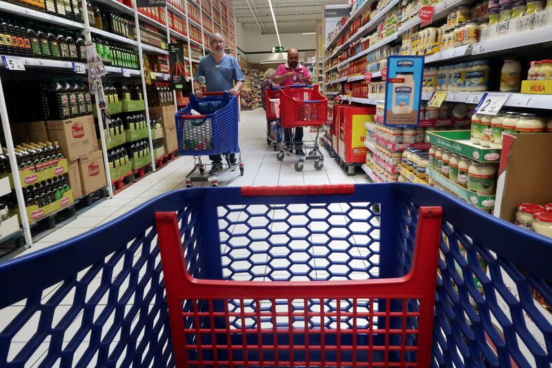 &copy; Reuters. FILE PHOTO: People push shopping cart in a Carrefour supermarket in Cabrera de Mar, near Barcelona, Spain May 19, 2017. REUTERS/Albert Gea/File Photo