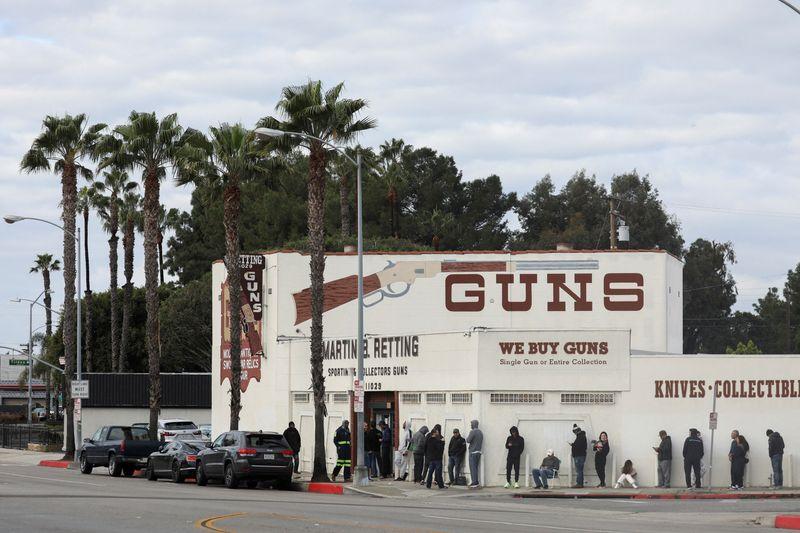 &copy; Reuters. FILE PHOTO: People wait in line outside to buy supplies at the Martin B. Retting, Inc. gun store amid fears of the global growth of coronavirus cases, in Culver City, California, U.S. March 15, 2020.  REUTERS/Patrick T. Fallon/File Photo