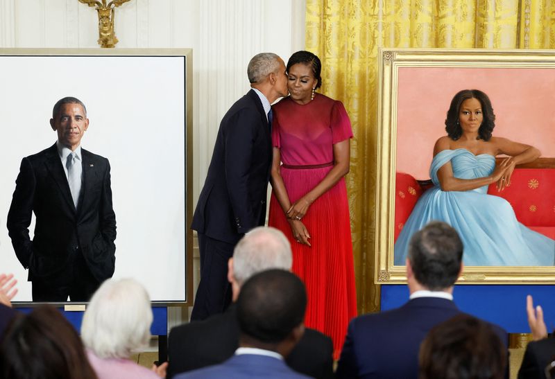 © Reuters. Former U.S. President Barack Obama kisses former first lady Michelle Obama during the unveiling of their official White House portraits, painted by Robert McCurdy and Sharon Sprung, respectively, in the East Room of the White House, in Washington, U.S., September, 7, 2022. REUTERS/Evelyn Hockstein