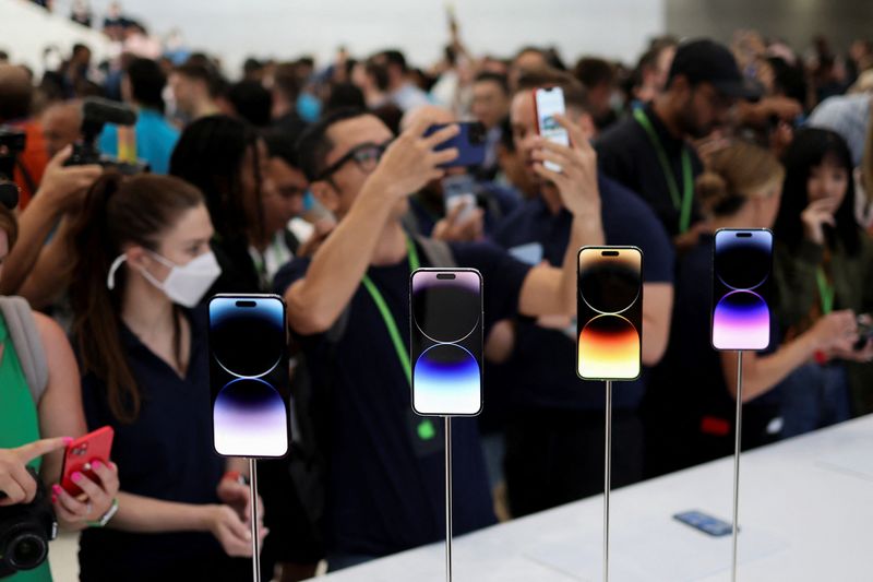 &copy; Reuters. A guest looks at the new iPhone 14 at an Apple event at their headquarters in Cupertino, California, U.S. September 7, 2022. REUTERS/Carlos Barria