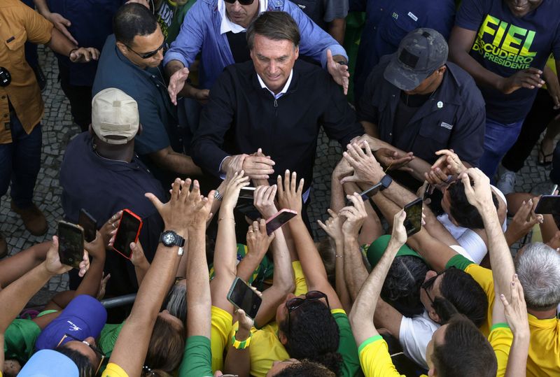 &copy; Reuters. Bolsonaro cumprimenta apoiadores no Rio de Janeiro
07/09/2022
REUTERS/Ricardo Moraes