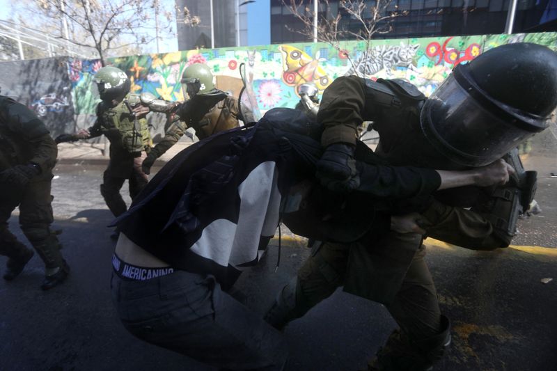 &copy; Reuters. FOTO DE ARCHIVO-Un estudiante es detenido por un policía antidisturbios durante una protesta contra el sistema de educación pública chileno, en Santiago, Chile. 6 de septiembre de 2022. REUTERS/Carlos Vera