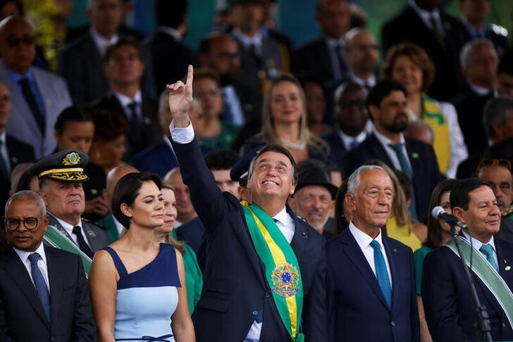 &copy; Reuters. El presidente brasileño, Jair Bolsonaro, hace gestos durante un desfile militar para celebrar el bicentenario de la independencia de Brasil, en Brasilia, Brasil, el 7 de septiembre de 2022. REUTERS/Adriano Machado