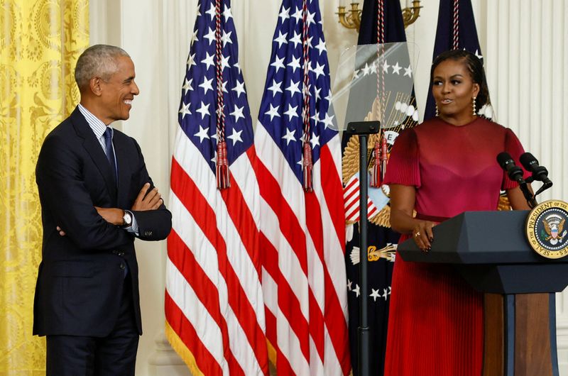 &copy; Reuters. الرئيس الأمريكي الأسبق باراك أوباما وزوجته السيدة الأولى السابقة ميشيل أوباما في البيت الأبيض يوم الأربعاء. تصوير: إيفلين هوكستين - رويترز.