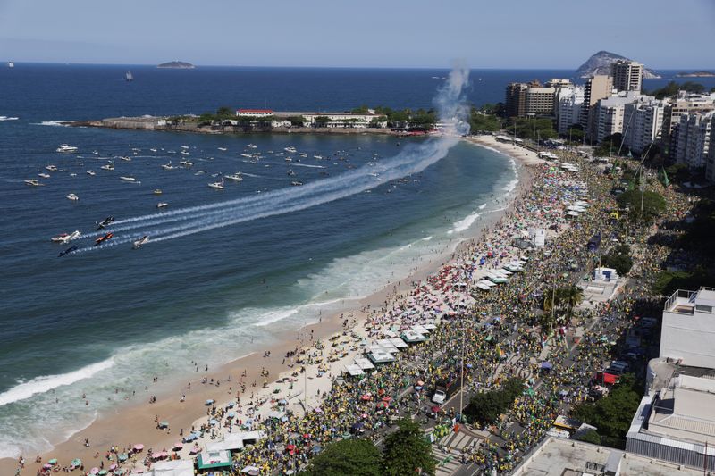 &copy; Reuters. Multidão se reúne em Copacabana, no Rio de Janeiro, para comemoração do Bicentenário da Independência e atos pró-Bolsonaro
07/09/2022
REUTERS/Ricardo Moraes