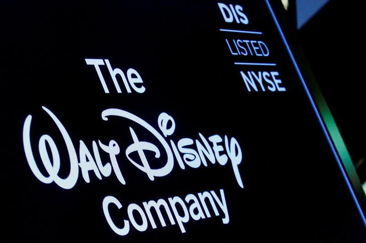 &copy; Reuters. Imagen de archivo de una pantalla con el logo de The Walt Disney Company en la Bolsa de Nueva York, EEUU. 14 diciembre 2017. REUTERS/Brendan McDermid