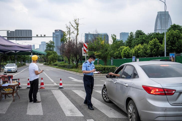 &copy; Reuters. Imagen de archivo de un policía inspeccionando un auto al exterior de una sección bloqueada de la avenida Jinjiang durante un cierre para combatir el COVID-19 en Chengdu, China. 1 septiembre 2022. cnsphoto vía Reuters. ATENCIÓN EDITORES - ESTA IMAGEN 