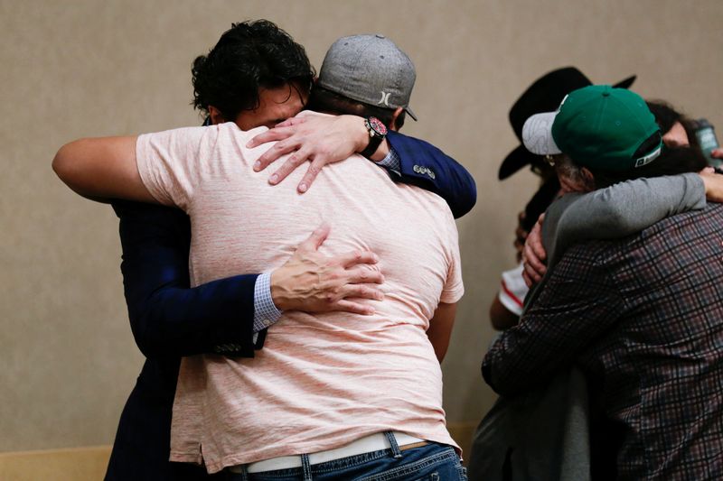 © Reuters. Friends and relatives of Bonnie Burns, who was killed on Sunday at James Smith Cree Nation, comfort one another at a news conference in Saskatoon, Saskatchewan, Canada, September 7, 2022. REUTERS/Valerie Zink
