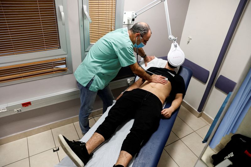 &copy; Reuters. FILE PHOTO: A patient suffering from Long COVID is examined in the post-coronavirus disease (COVID-19) clinic of Ichilov Hospital in Tel Aviv, Israel, February 21, 2022. Picture taken February 21, 2022. REUTERS/Amir Cohen/File Photo