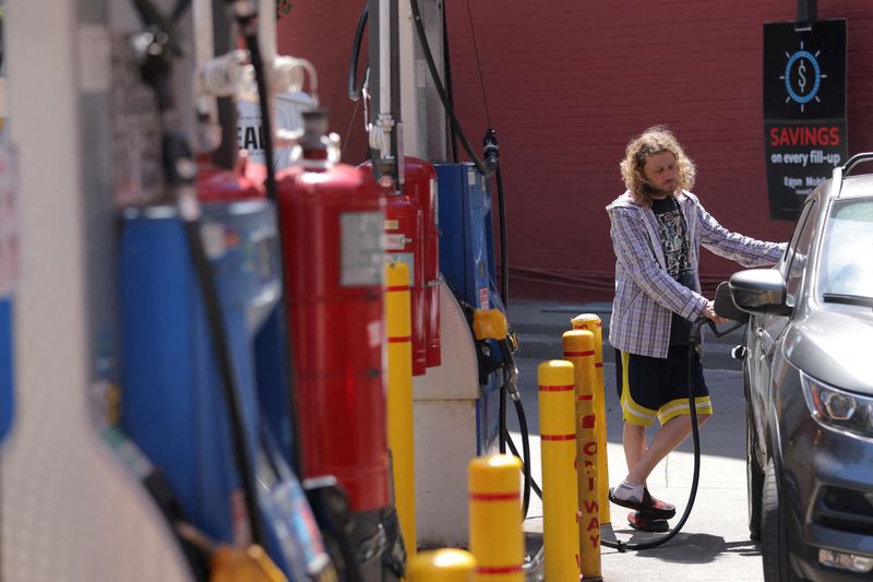 &copy; Reuters. FILE PHOTO: A person puts gas in a vehicle at a gas station in Manhattan, New York City, U.S., August 11, 2022. REUTERS/Andrew Kelly/File Photo