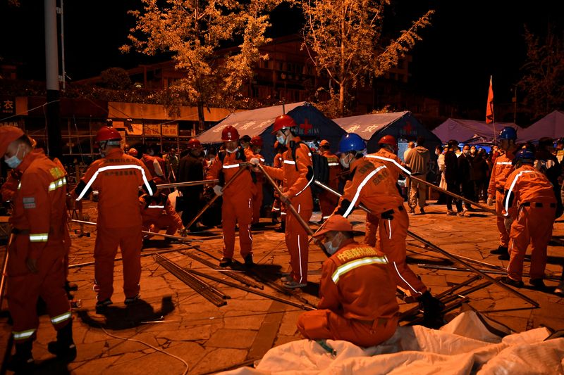 &copy; Reuters. 　９月８日、中国南西部・四川省で５日に発生したマグニチュード（Ｍ）６．８の地震について、国営メディアは８日、死者が８２人になったと伝えた。テントを設置する救援部隊。５日に