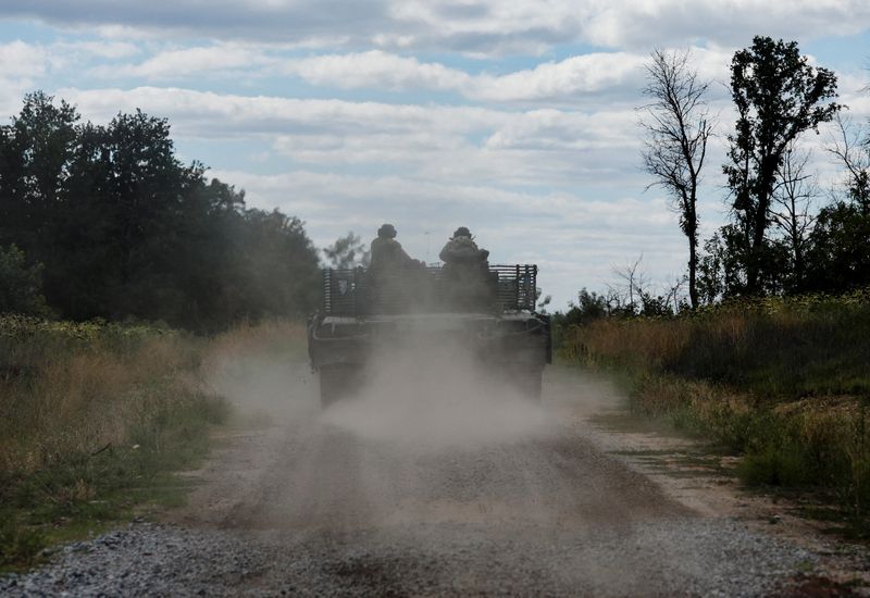 &copy; Reuters. Ukrainian servicemen drive near Bakhmut, as Russia's attack in Ukraine continues, in Donetsk region, eastern Ukraine, September 7, 2022. REUTERS/Ammar Awad