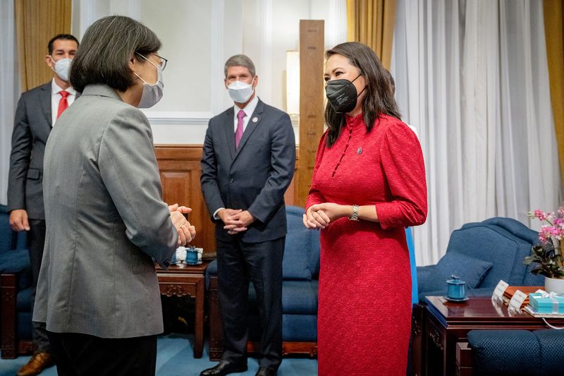 © Reuters. Taiwan President Tsai Ing-wen meets U.S. Representative Stephanie Murphy (D-FL) and other members of the U.S. delegation at the presidential office in Taipei, Taiwan September 8, 2022. Taiwan Presidential Office/Handout via REUTERS 