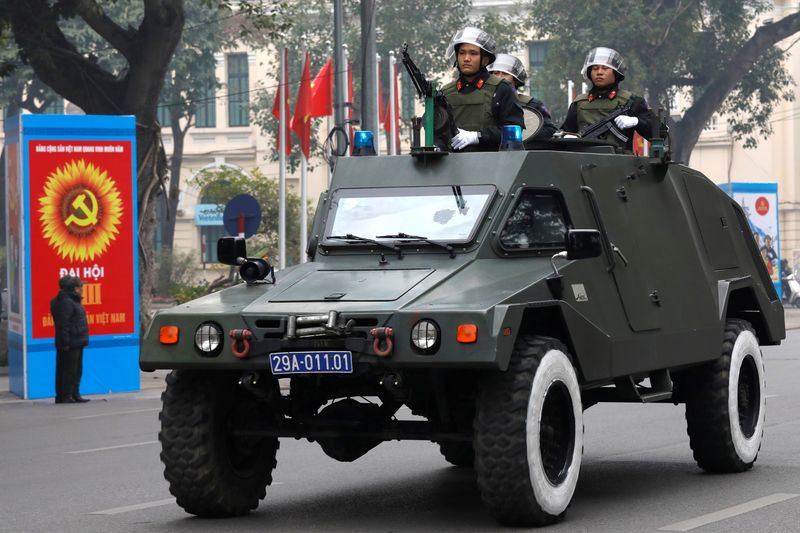 &copy; Reuters. Agentes de la policía antidisturbios patrullan en un vehículo blindado junto a un cartel del próximo 13º congreso nacional del Partido Comunista de Vietnam en una calle de Hanói, Vietnam 20 de enero de 2021. REUTERS/Kham