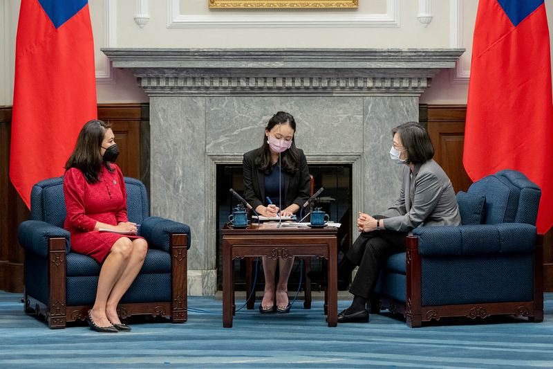 &copy; Reuters. La presidenta de Taiwán, Tsai Ing-wen, se reúne con la representante estadounidense Stephanie Murphy (demócrata de Florida) en la oficina presidencial en Taipéi, Taiwán. 8 de septiembre de 2022. Oficina presidencial de Taiwán/Handout vía REUTERS  