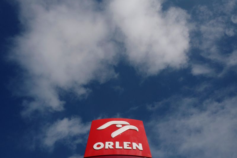 © Reuters. FILE PHOTO: A logo of PKN Orlen, Poland's top oil refiner, is pictured at their petrol station in Warsaw, Poland October 7, 2017.  REUTERS/Kacper Pempel