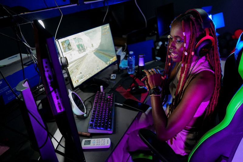 © Reuters. Ritalucia Ajuah Henry-Andoh, 22, aka Lady Legasus, a shoutcaster and streamer, commentates via a Twitch app channel during an online gaming tournament, in Accra, Ghana, August 21, 2022. REUTERS/Francis Kokoroko