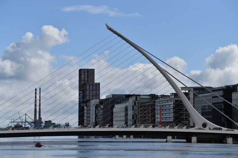 &copy; Reuters. FILE PHOTO: People row a traditional Irish currach boat under the Samuel Beckett Bridge in the Irish Financial Services Centre (IFSC), in Dublin, Ireland, April 2, 2022. REUTERS/Clodagh Kilcoyne