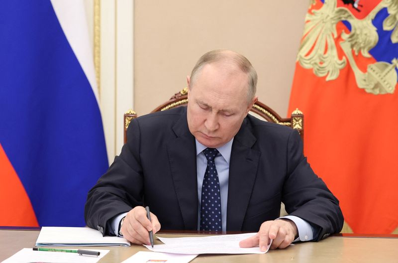 &copy; Reuters. FILE PHOTO: Russian President Vladimir Putin chairs a meeting with members of the government via video link at the Kremlin in Moscow, Russia July 8, 2022. Sputnik/Mikhail Klimentyev/Kremlin via REUTERS 
