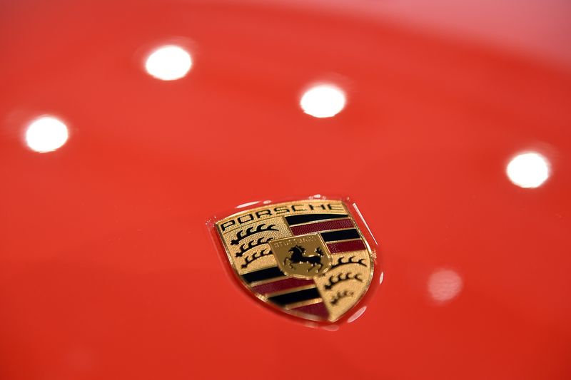 &copy; Reuters. FOTO DE ARCHIVO: El logotipo del fabricante de automóviles alemán Porsche AG antes de la conferencia de prensa anual de la compañía en Stuttgart, Alemania, 17 de marzo de 2017.   REUTERS/Lukas Barth