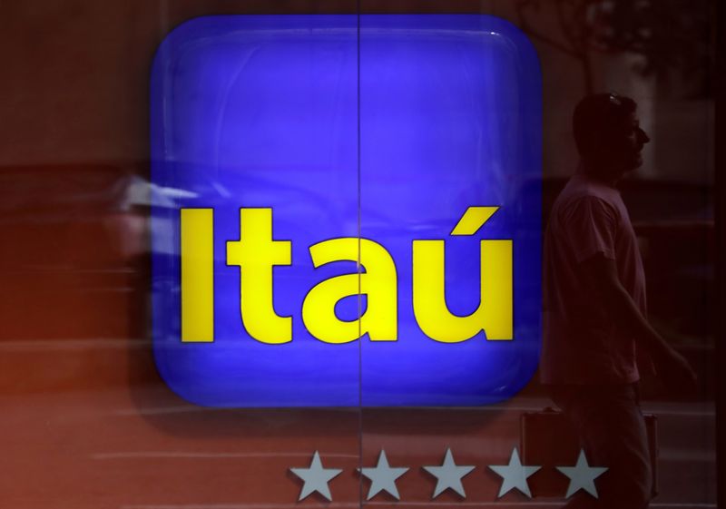 &copy; Reuters. FILE PHOTO: A man is reflected in an Itau branch window in Rio de Janeiro, Brazil April 29, 2019. REUTERS/Sergio Moraes