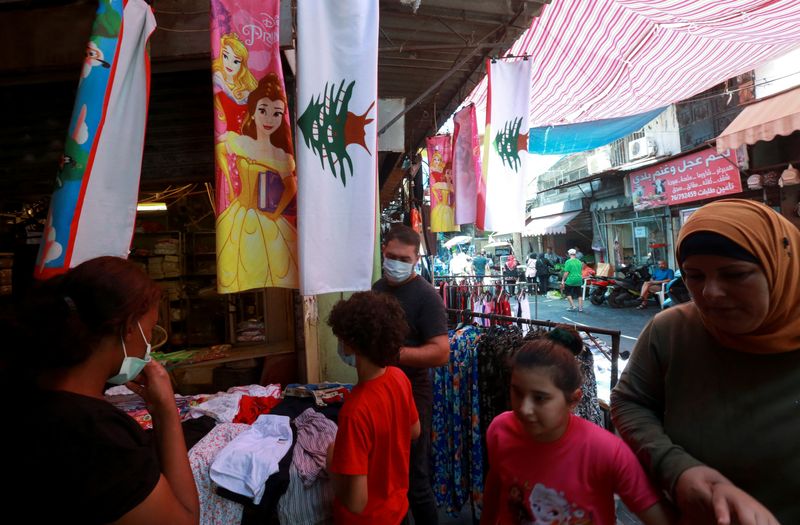 &copy; Reuters. FILE PHOTO: People shop at a market in the southern Lebanese city of Sidon, Lebanon September 6, 2022. REUTERS/Aziz Taher