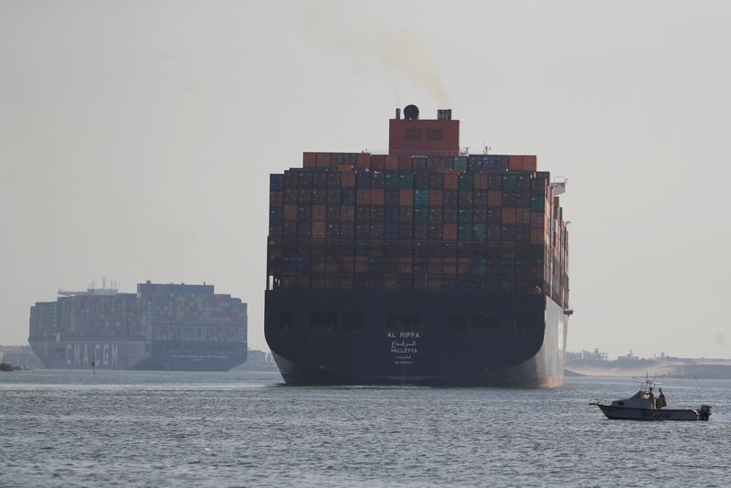 © Reuters. سفينتان تحملان حاويات شحن تمران عبر قناة السويس في الخامس من أكتوبر تشرين الأول 2021. تصوير: محمد عبد الغني - رويترز