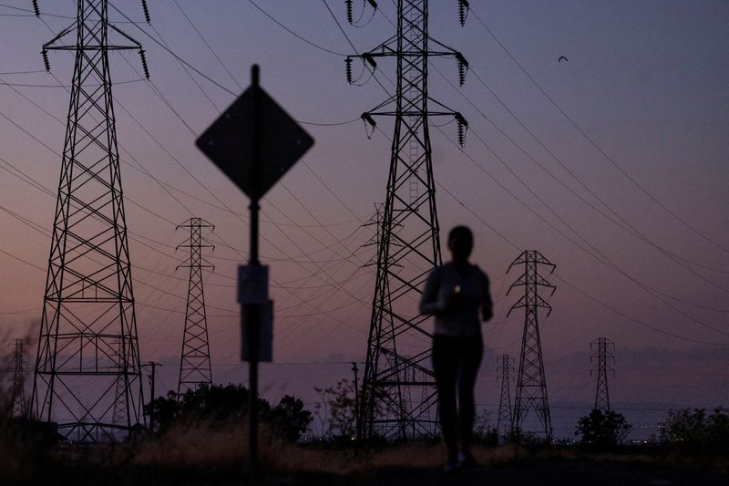 &copy; Reuters. FILE PHOTO: A woman jogs by power lines in Mountain View, California, U.S., August 17, 2022. REUTERS/Carlos Barria/File Photo