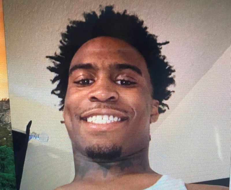 &copy; Reuters. FILE PHOTO: A man identified by police as 19-year-old Ezekiel Kelly, a suspect in shootings in Memphis, is seen in this picture obtained from social media posted on May 16, 2022.  FACEBOOK/Zeek Huncho (bankboy.zeek)/via REUTERS