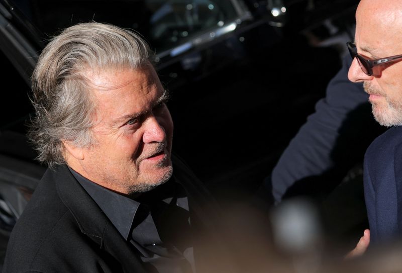 &copy; Reuters. Former U.S. President Donald Trump's White House chief strategist Steve Bannon arrives to surrender at the Manhattan District Attorney's Office in New York, U.S., September 8, 2022. REUTERS/Andrew Kelly