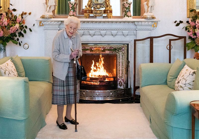 © Reuters. الملكة إليزابيث ملكة بريطانيا أثناء انتظارها استقبال رئيسة الوزراء البريطانية الجديدة ليز تراس في قلعة بالمورال في السادس من سبتمبر أيلول 2022. صورة لرويترز من ممثل لوكالات الأنباء.