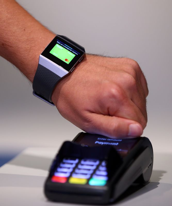 © Reuters. Pessoa faz pagamento por aproximação com smartwatch
REUTERS/Michael Dalder