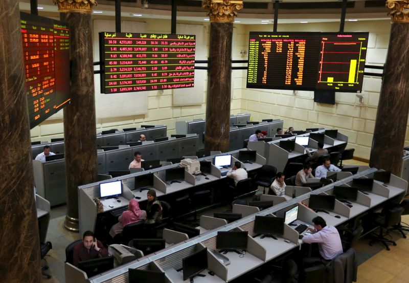 &copy; Reuters. متعاملون في البورصة المصرية بالقاهرة بصورة من أرشيف رويترز.
